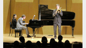 강렬하고 풍부한 트롬본 음량… 홀 전체가 관객을 감싸 안는듯