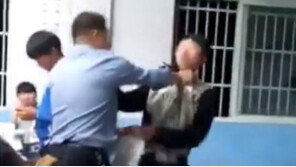 “답안지 제출하라니까” 中 고교서 교사-학생 난투극 