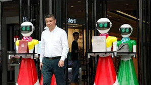 로봇 女비서 8대 대동하고 쇼핑… 대륙의 흔한 남자? 