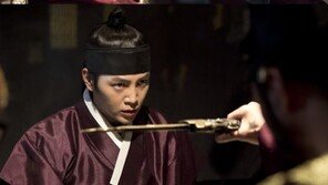 ‘대박’ 최민수-장근석, 칼자루 앞에 두고 강렬한 눈빛…父子의 운명적 만남, 왜?