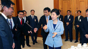 “양적완화 긍정 검토… 법인세 올리면 기업들 다 도망갈 것”