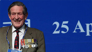 6·25 흑백사진속 英전우, 65년만에 서울서 재회