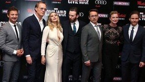 ‘시빌워’ 유럽 프리미어, 크리스 에반스는 ‘OO’에 시선 고정?