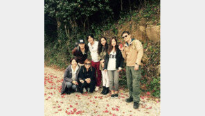 ‘불타는 청춘’ 김완선, 곽진영-강수지-김광규 등과 동백꽃길 인증샷…‘화사하네’