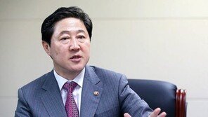 유기준, 원내대표 출마 강행 “오늘부터 친박이라 부르지마” 