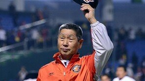 [콤팩트뉴스] 김성근 사퇴 플래카드…관중 4명 퇴장 外