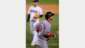 167번째 공 맞은 최정 ‘최다 사구’ 기록