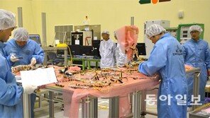 첫 ‘메이드 인 코리아’ 정지궤도위성 ‘천리안 2호’ 조립 착착