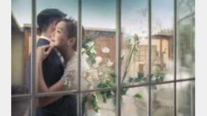 김정은, 웨딩 화보 공개…신랑 품에 안겨 ‘활짝’