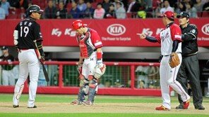 충무공 갑옷부터 도라에몽까지…유니폼으로 소통하는 구단들