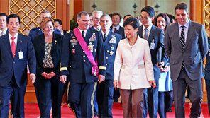 朴대통령, 스캐퍼로티 한미연합사령관에 보국훈장