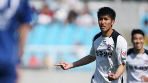 [스타플러스] 친정 울린 박기동 ‘쓴웃음 거수경례’