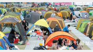 텐트 물결에 고래가 춤추고… 가족소풍 온듯