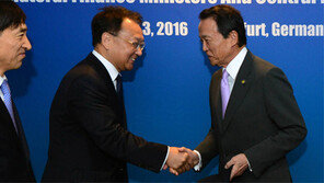 유일호 “구조조정 실탄, 5조 갖고 되겠나”