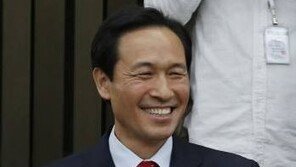더민주 원내대표에 우상호…동료들 “86 운동권’ 우상호 축하”