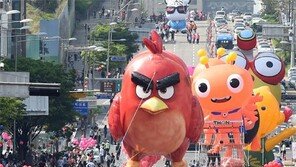 대형 풍선 뜬 축제의 거리