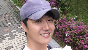 윤상현, ‘컬투쇼’ 출연 후 딸과 다정한 산책 인증샷…메이비는 어디에?