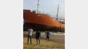 ‘유령선‘이 나타났다, 해안에 밀려온 유조선