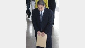 ‘가습기 살균제 사망사건’ 신현우 옥시 전 대표 구속…‘세퓨’ 버터플라이이펙트 전 대표도 구속