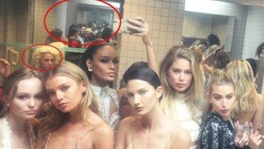 화장실 전세내고 셀카? 패션 모델들 ‘눈총’