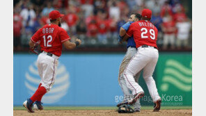 바티스타 ‘살인 태클’에 오도어 ‘강펀치’ 맞대응…토론토 vs 텍사스, 최악 ‘벤치클리어링’