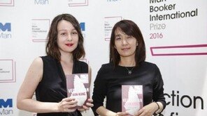 한강 맨부커상 수상한 ‘채식주의자’ 번역가 “7년 전까지 한국어 못했다”
