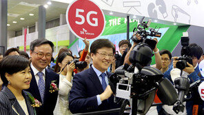 SKT, WIS 2016 전시관 개관…‘Play the Platform’ 5G 서비스시연