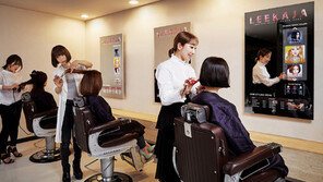 삼성전자, 미래형 거울 ‘미러 디스플레이’첫 선…이가자 헤어비스에 설치