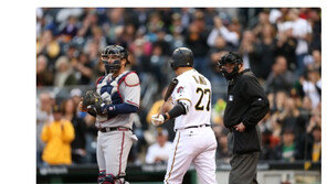 ‘4번 타자’ 강정호 홈 복귀에 홈 팬들 기립박수로 환영