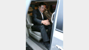 KTX 앞뒷자리 2시간… 인사도 안한 정진석-현기환