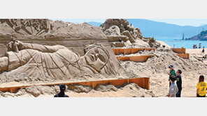 관광객 눈길 끄는 해운대 모래 조각