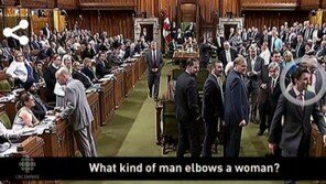 ‘젠틀맨’ 트뤼도 캐나다 총리, 팔꿈치로 女의원 가슴 건드려 망신