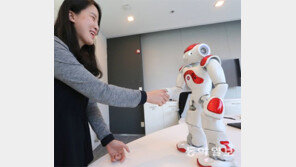 한국 왜왔나 묻자… 로봇 나오미 “동아금융포럼 축하”