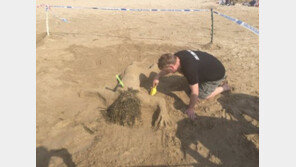 경찰이 ‘나체로 살해된 女’ 묘사 모래조각 만들어 논란  