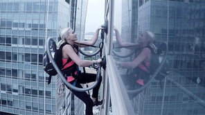 LG 무선청소기의 힘… 흡입력 이용 고층빌딩 등반