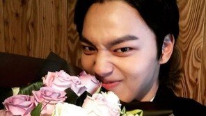 ‘대박’ 여진구, 꽃다발 들고 ‘코 찡긋’ 미소 “오랜만에 21세기”