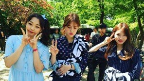 아이오아이(I.O.I) 강미나·전소미·김청하, ‘택시’ 인증샷…전소미, 통감자·옥수수구이에 시선 고정?