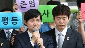 김조광수-김승환, 동성혼 불허 판결에 “합법 국가서 살아라” VS “낡은 가족관” 