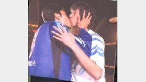 우리동네 예체능 신진식-김세진과, 진하게 키스하는 사진…무슨일 있었길래?