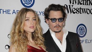 파경 후 어린 신부와 결혼한 ‘조니뎁’ 15개월 만해 또 이혼…원인은?