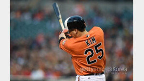 감독 “3안타 김현수 내일도 선발…두산팬 “상처 주지 말자”