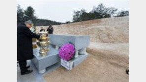 김영삼 전 대통령 묘비 제막식…‘닭의 목 비틀지라도 민주주의 새벽은 오고 있다’