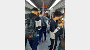 “지하철서 무려 25분간 키스”… 무개념 커플, ‘눈살’