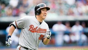 ‘인동초’ 김현수 첫 홈런…미운오리→백조 변신 ‘시즌 투’