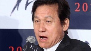 ‘사냥’ 안성기, 한예리 업고 뛰고 쉬는 시간에 더덕 캐고…‘64세 맞아?’