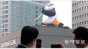신세계백화점 옥상에 등장한 11m짜리 ‘쿵푸팬더’