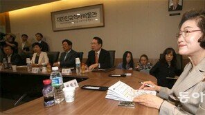 “日 10억엔은 배상금 아닌 치유금” 위안부재단 위원장 발언 논란 