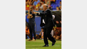 스페인 감독 “한국, 흥미로운 축구하는 나라”…슈틸리케 “즐겁고 영광”