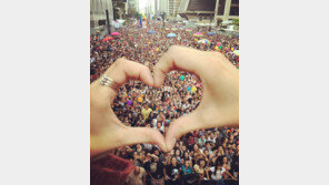 배두나, 브라질 ‘게이 퍼레이드’ 참석?…“미드 ‘센스8’ 시즌2 촬영 장면”