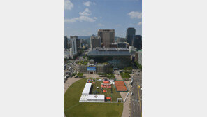 붉게 물든 서울시청 앞 광장…도심 속 테니스 코트로 변신